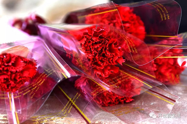 你，比花儿更美——嘉年物业开展女神节献花活动