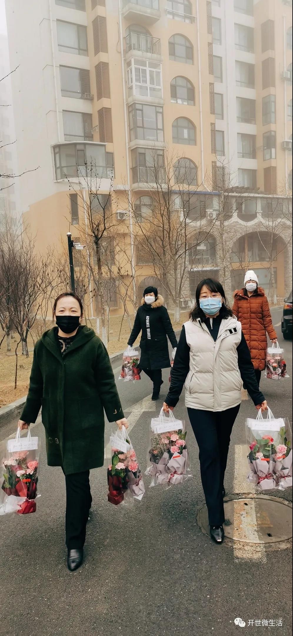 点赞！嘉年物业为业主送鲜花 喜庆女神节